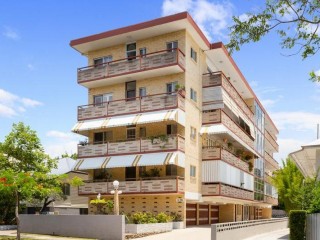 View profile: Huge 3 bedroom unit with extra bedroom/study